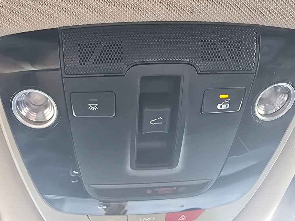 Used 2022 White Kia S image 36