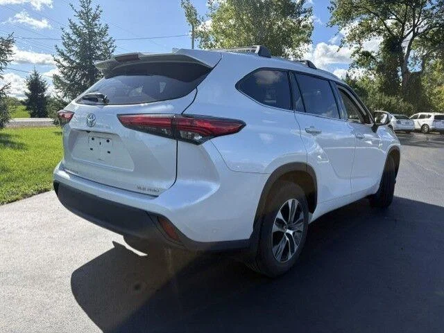 Used 2022 Wind Chill Pearl Toyota XLE image 12