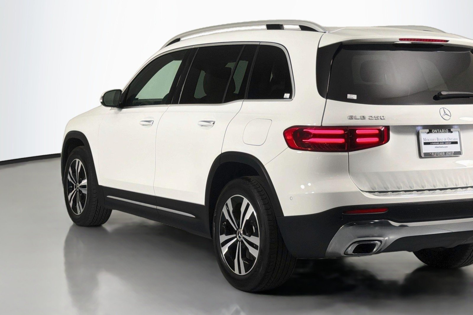 Used 2025 Polar White Mercedes-Benz GLB 250 image 15