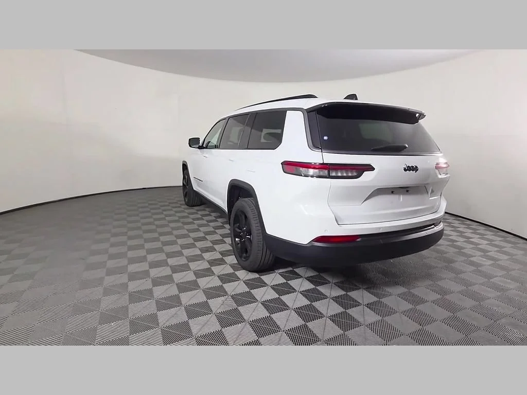 New 2026 Bright White Clear-Coat Exterior Paint Jeep Limited image 28