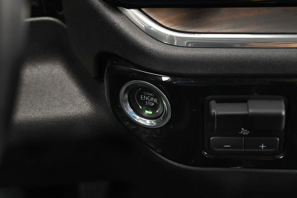 Used 2023 White GMC SLT image 18