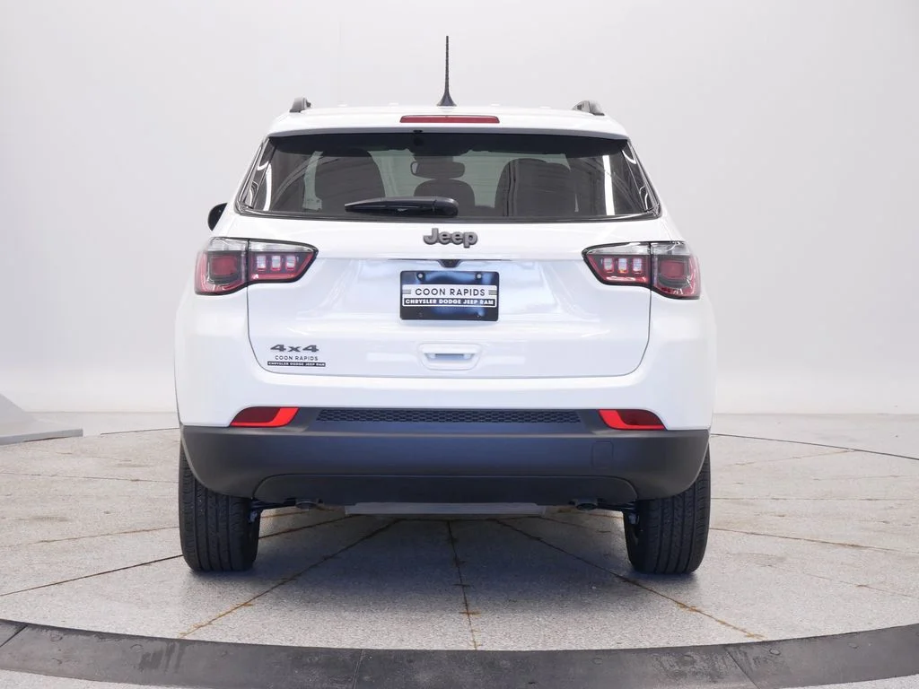 New 2026 Bright White Clearcoat Jeep Latitude image 4