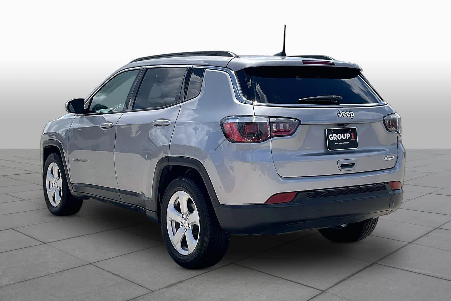 Used 2019 Billet Silver Metallic Clear Coat Jeep Latitude image 12