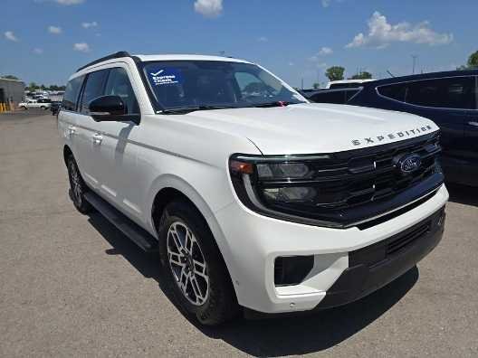 Used 2025 Star White Metallic Tri-Coat Ford Active image 2