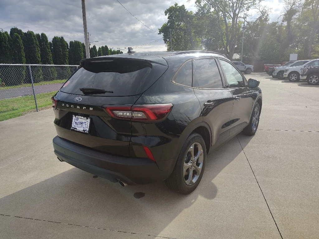Used 2025 Agate Black Metallic Ford ST-Line image 4