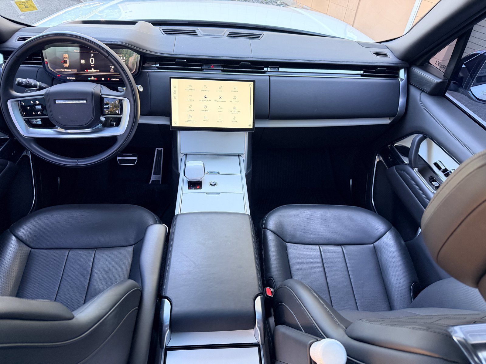 Used 2024 White Land Rover SV image 26