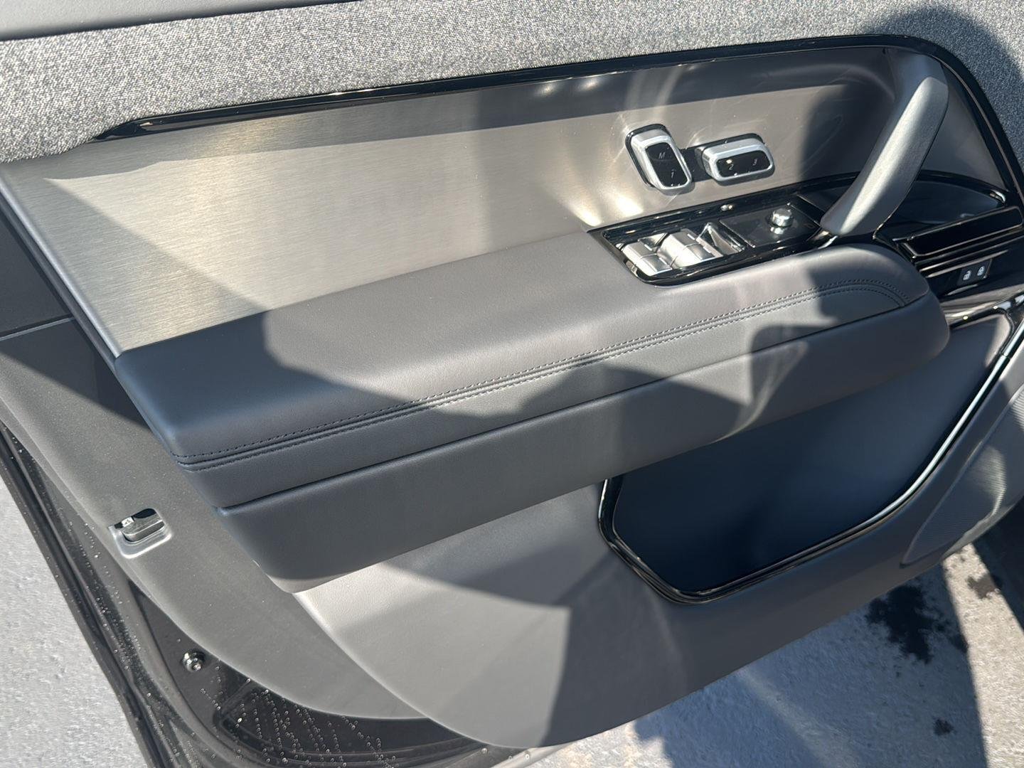 New 2027 Santorini Black Land Rover SE image 20