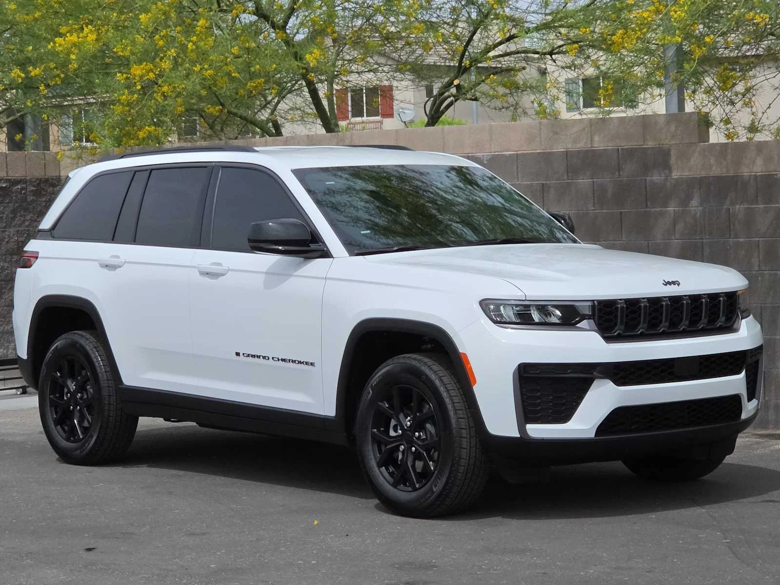 New 2026 Bright White Clear-Coat Exterior Paint Jeep Laredo Altitude image 2