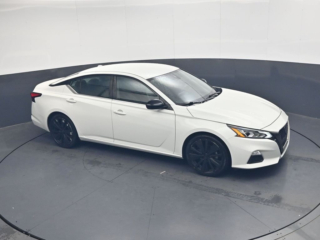 Used 2022 White Nissan 2.5 SR image 32