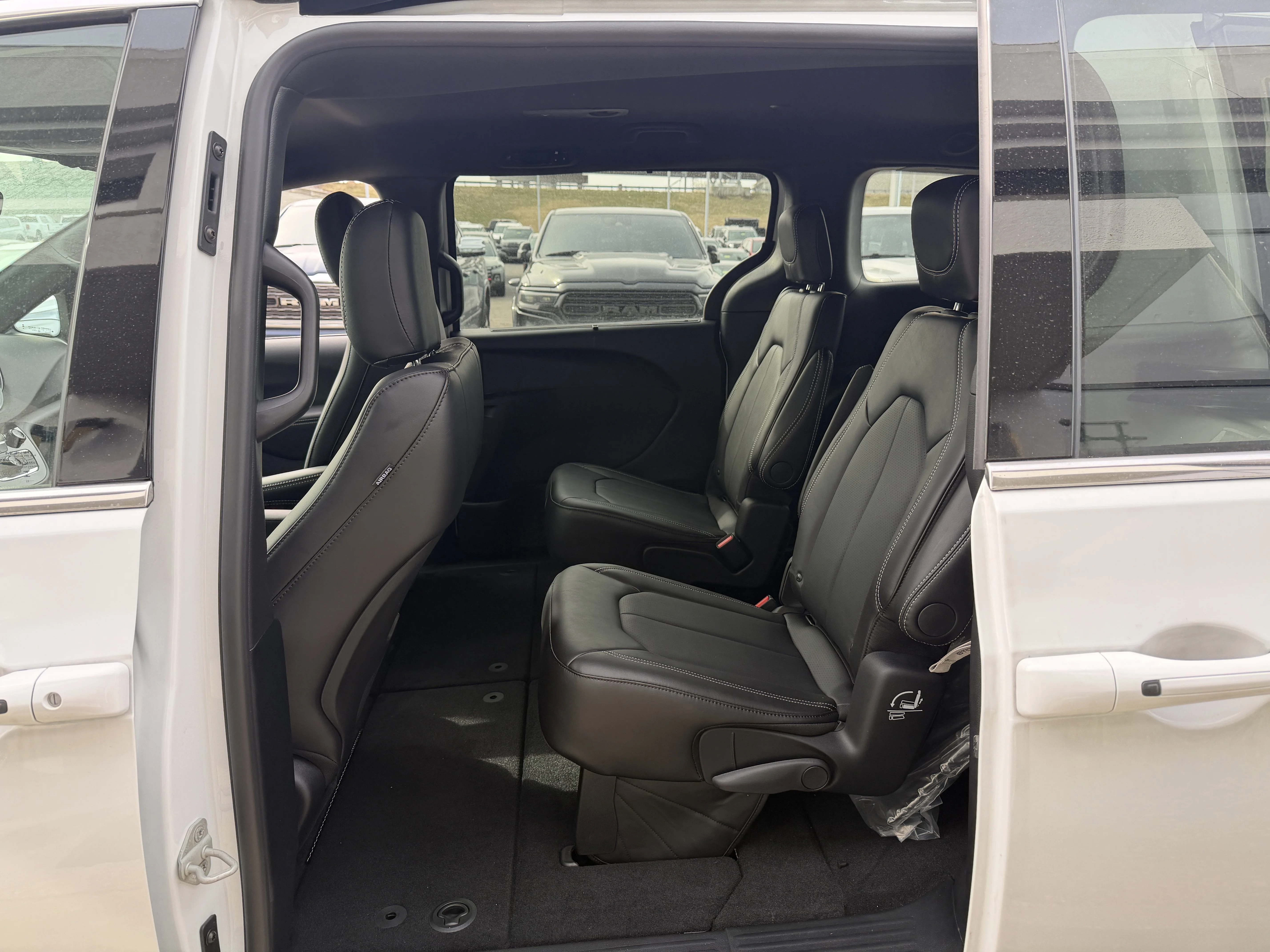 New 2026 Bright White Clear-Coat Exterior Paint Chrysler LX image 28