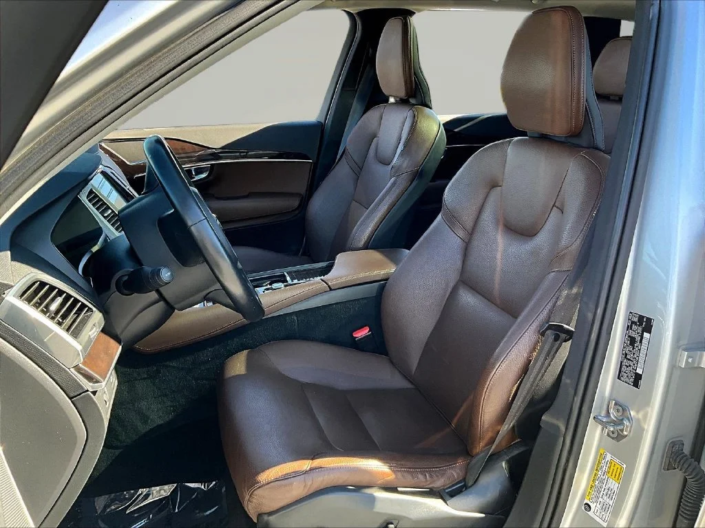 Used 2019 Silver Volvo T6 Momentum image 23