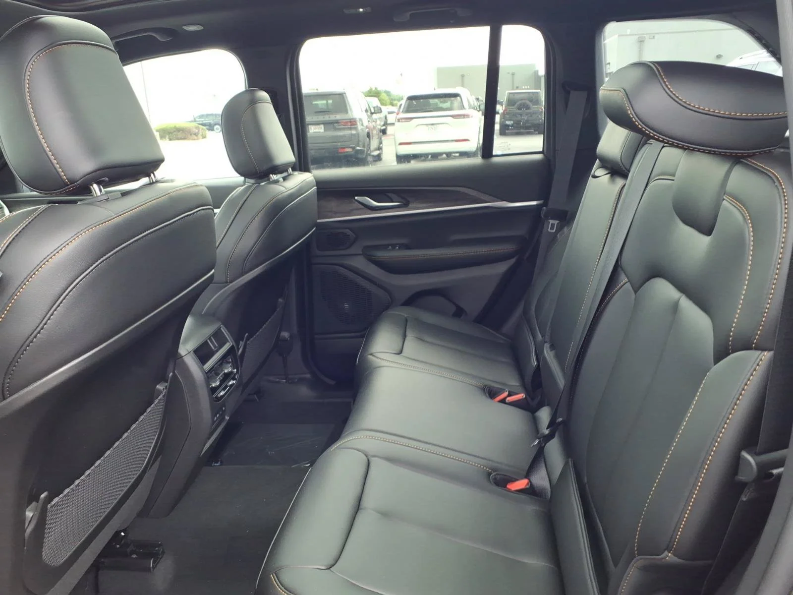 New 2026 Diamond Black Crystal Pearlcoat Jeep  image 15