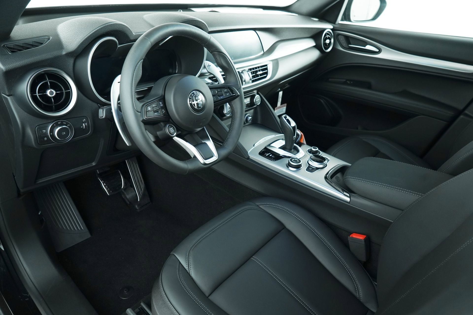 New 2025 Vulcano Black Metallic Exterior Paint Alfa Romeo Base image 18