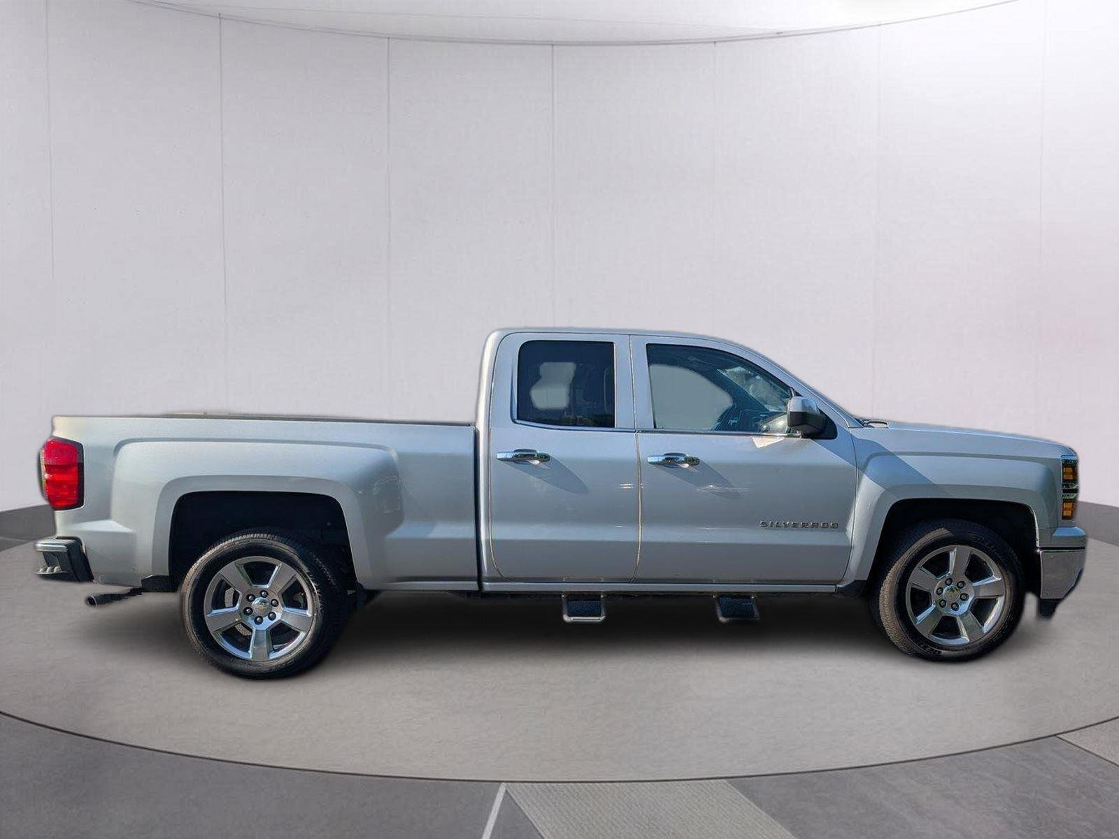 Used 2014 SILVER ICE METALLIC Chevrolet LT image 6