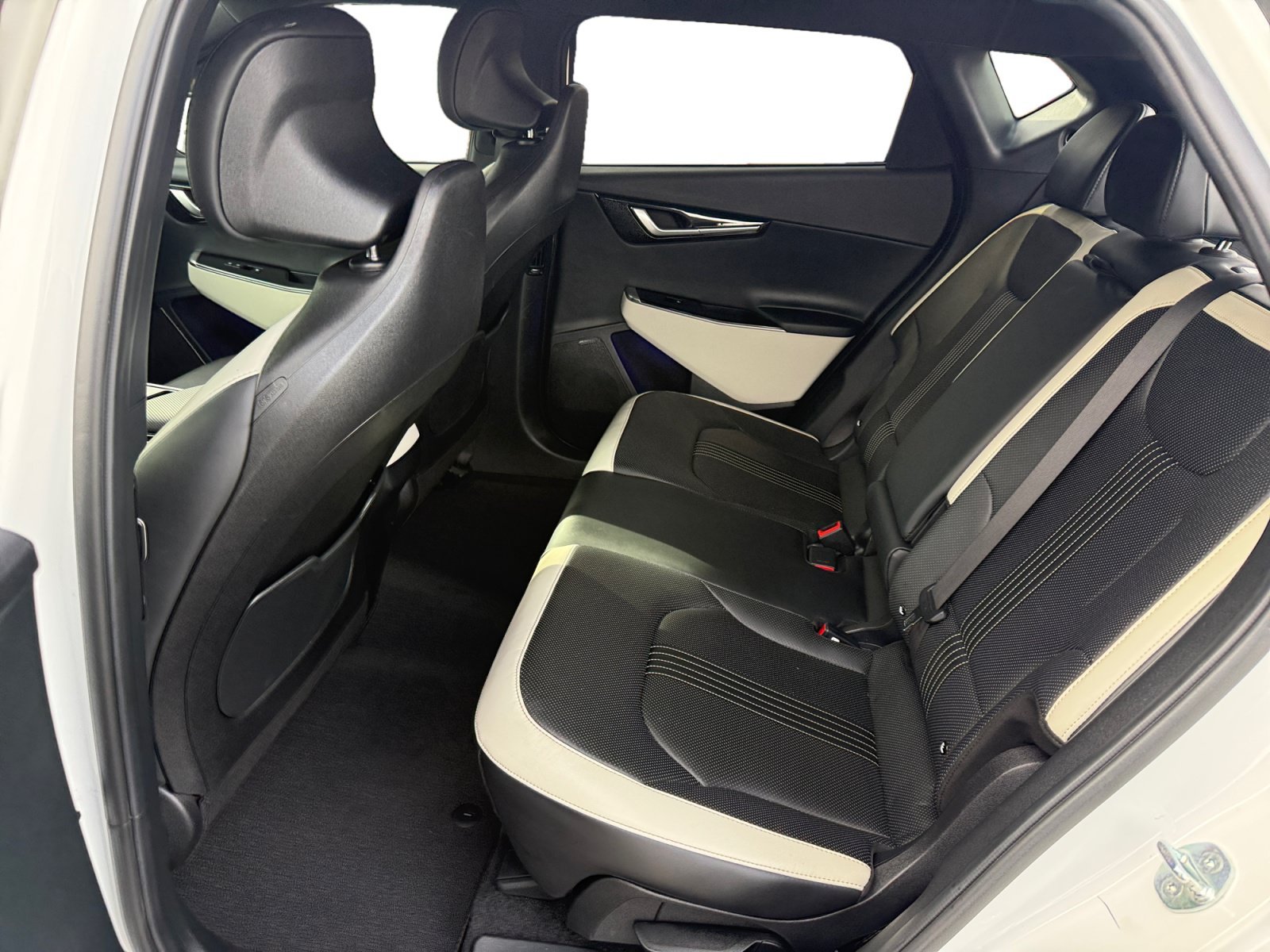 Used 2024 Snow White Pearl Kia GT-Line image 16