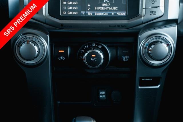 Certified Used 2019 CLASSIC SILVER MET Toyota  image 23