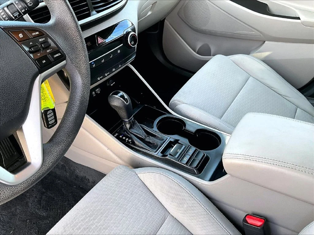 Used 2020 Silver Hyundai SE image 21