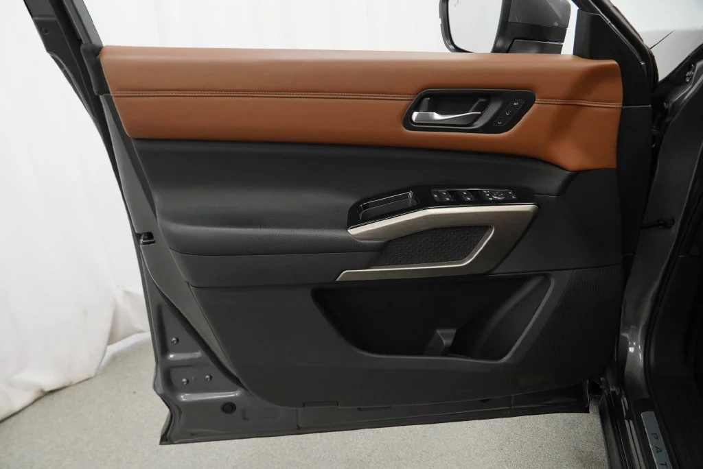 Used 2024 Gray Nissan Platinum image 38