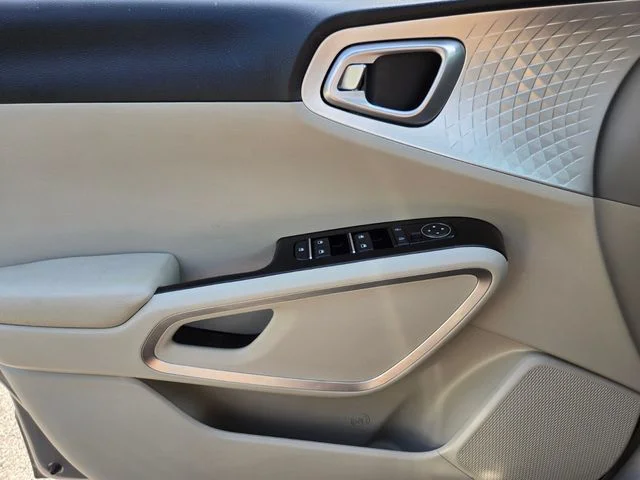 Used 2025 Silver Kia  image 35