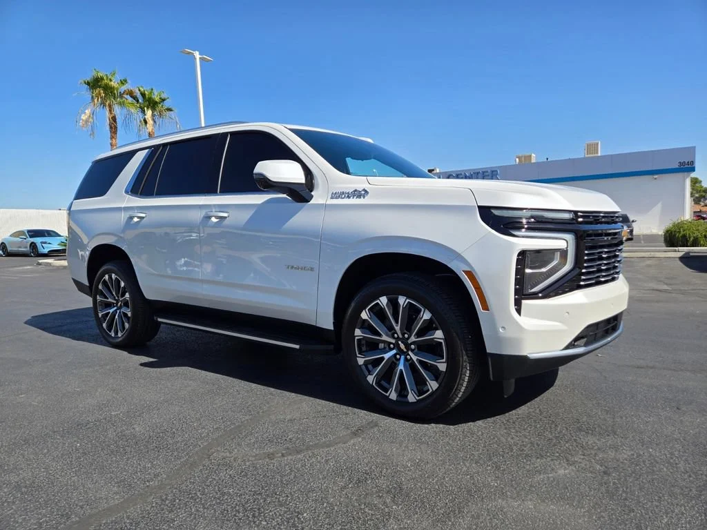 Used 2025 Iridescent Pearl Tricoat Chevrolet High Country image 9