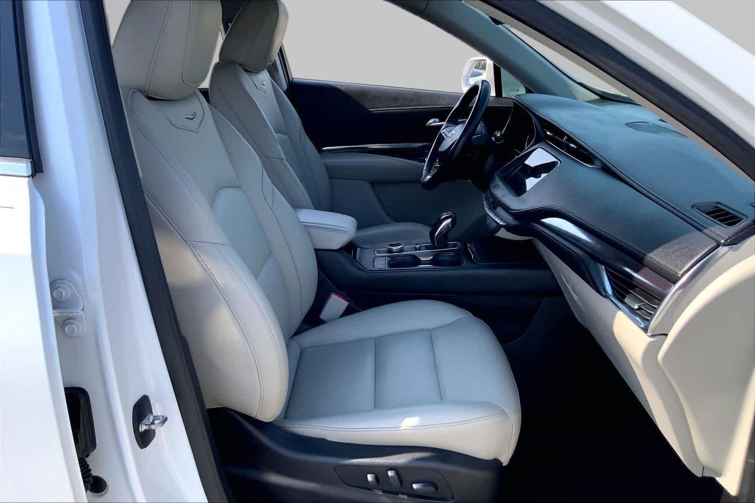Used 2019 Crystal White Tricoat Cadillac FWD Luxury image 16