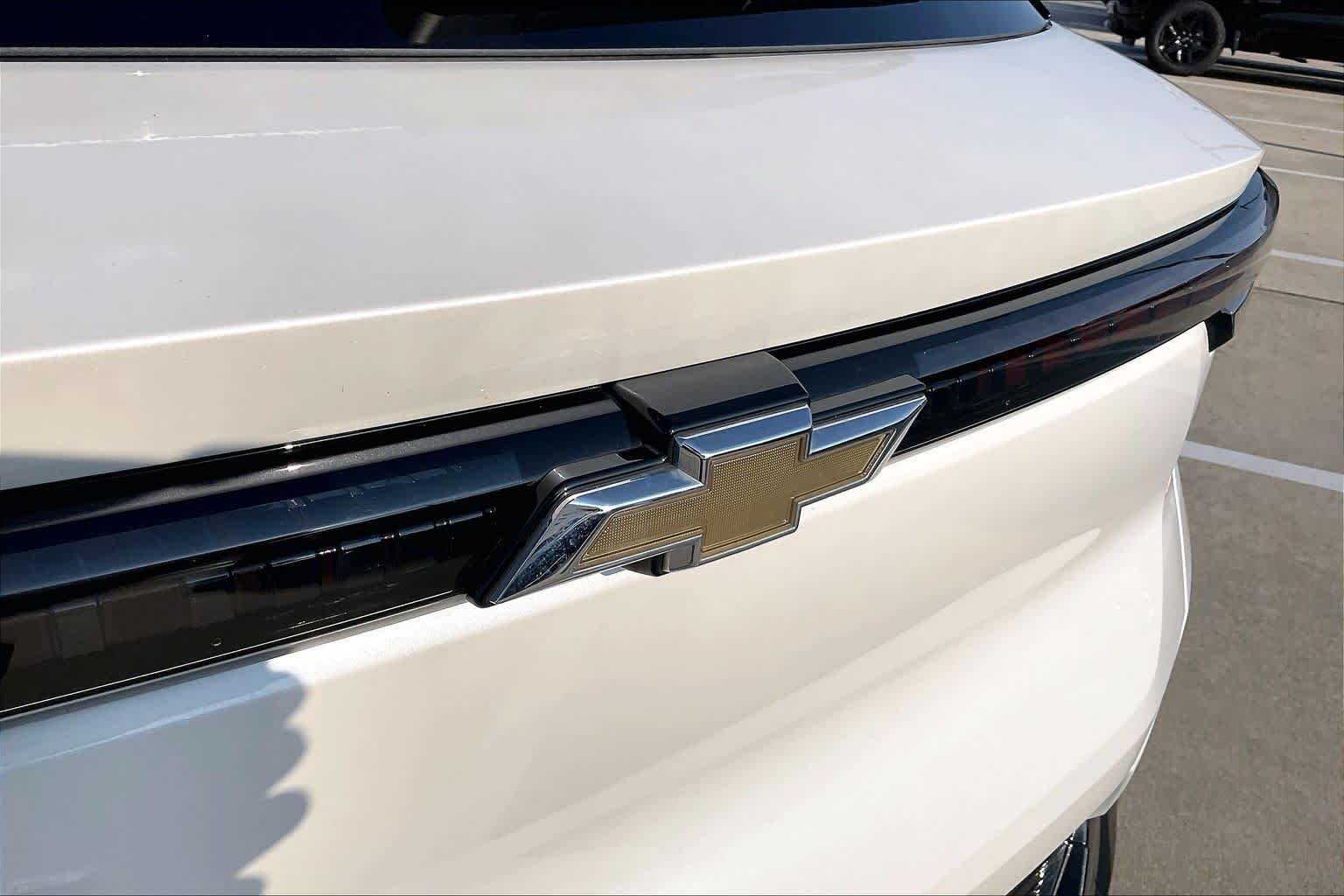 Used 2024 Iridescent Pearl Tricoat Chevrolet LT image 29