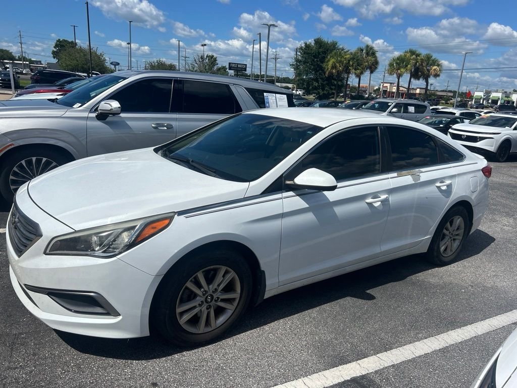 Used 2016 White Hyundai Base image 1