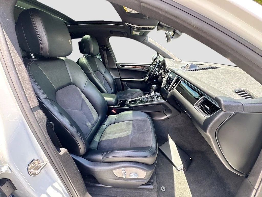 Used 2018  Porsche  image 29