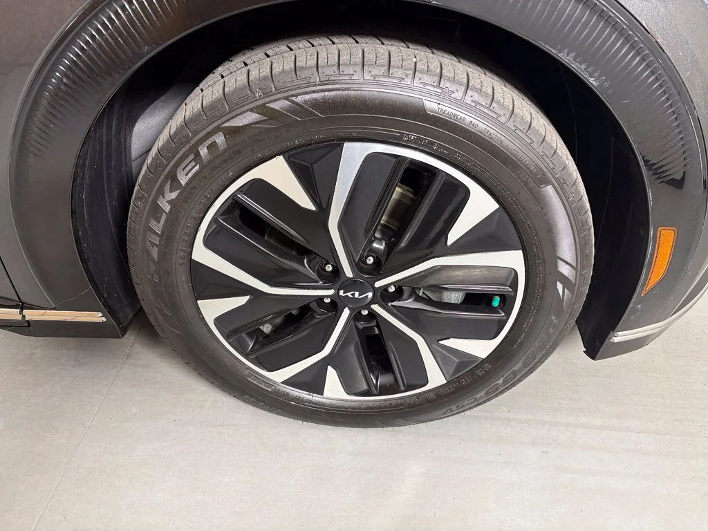 Used 2024 Gray Kia Wind image 11