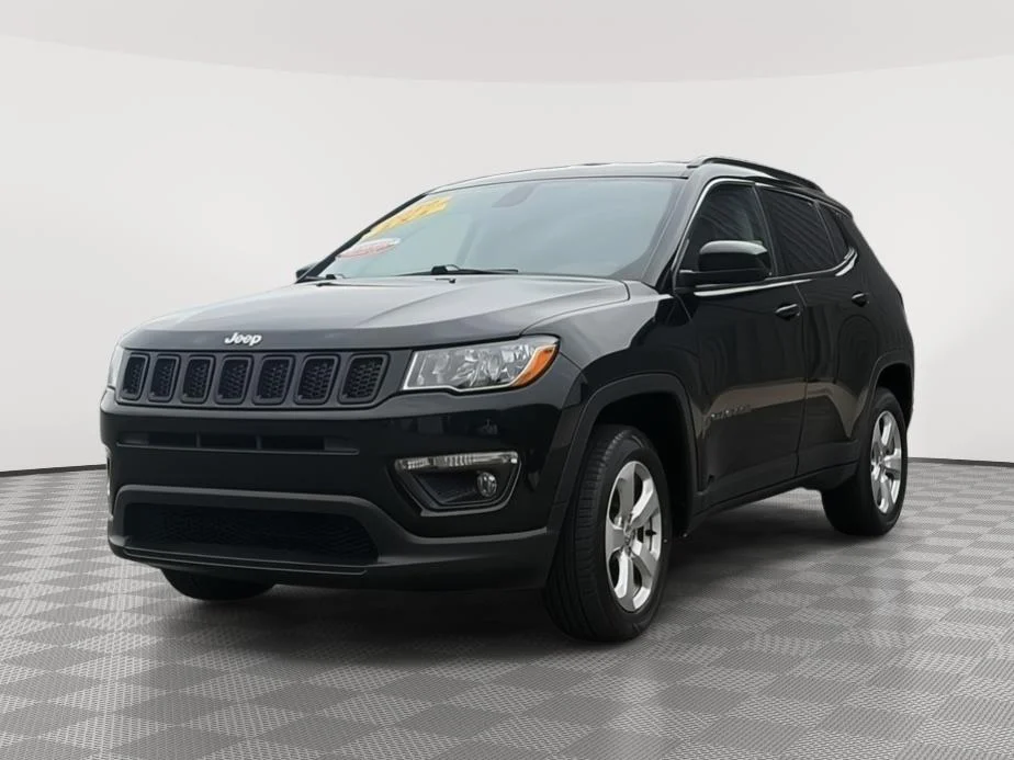 Certified Used 2019 Diamond Black Crystal Pearlcoat Jeep Latitude image 7