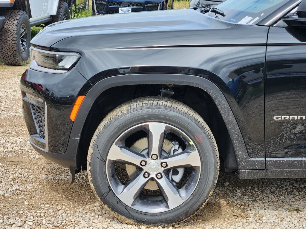 New 2026 Diamond Black Crystal Pearl-Coat Exterior Paint Jeep Limited image 6