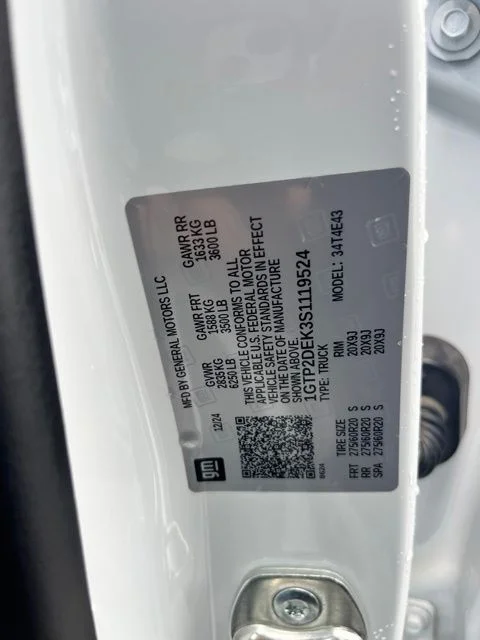 Used 2025 White GMC AT4 image 15