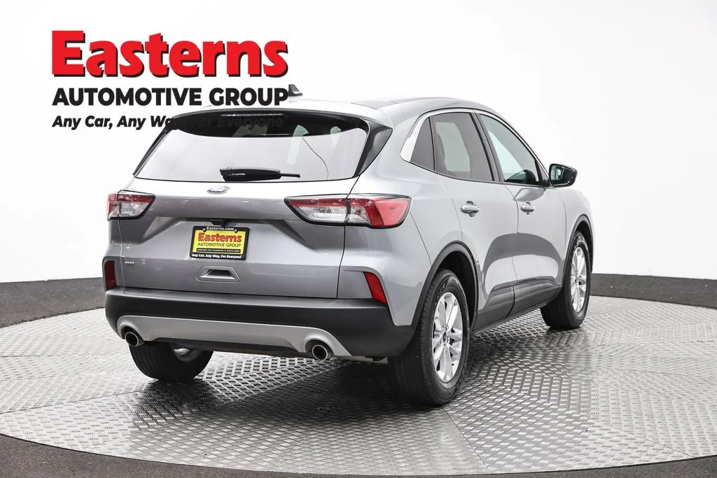 Used 2022 Silver Ford SE image 5