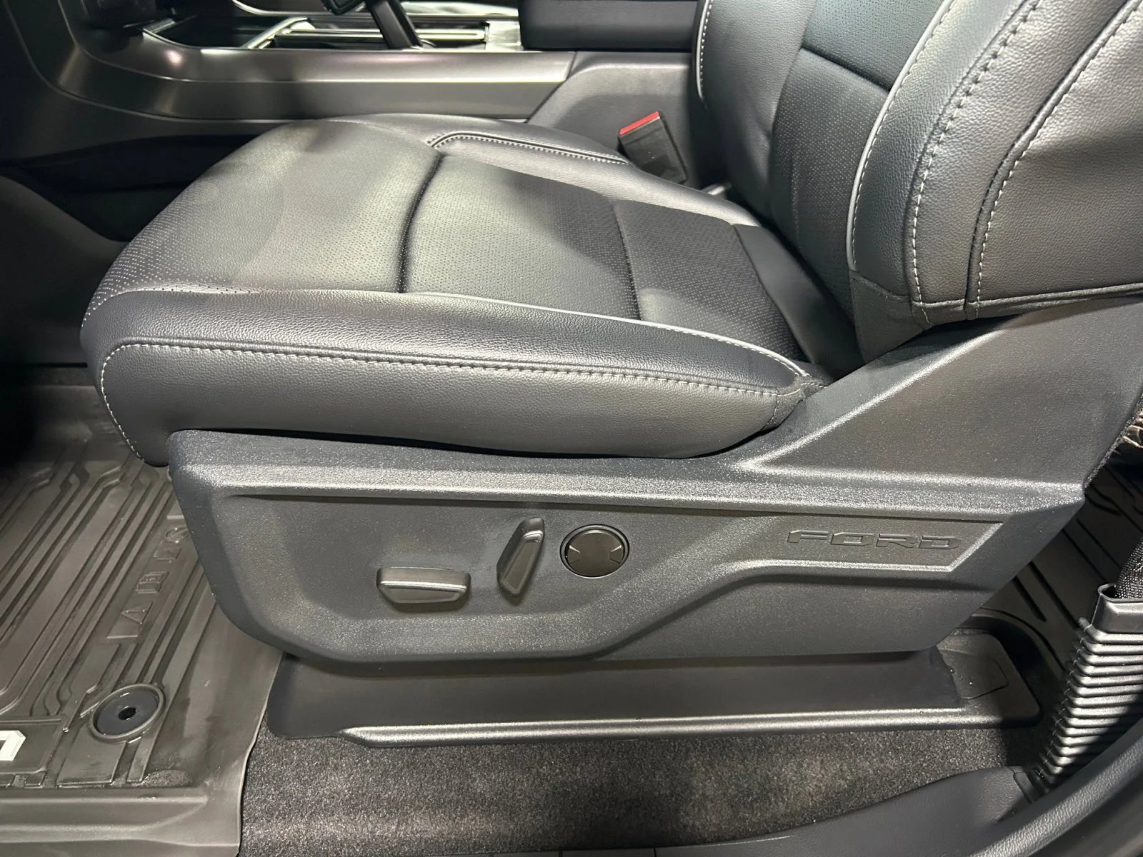 New 2026 Avalanche Ford Lariat image 15