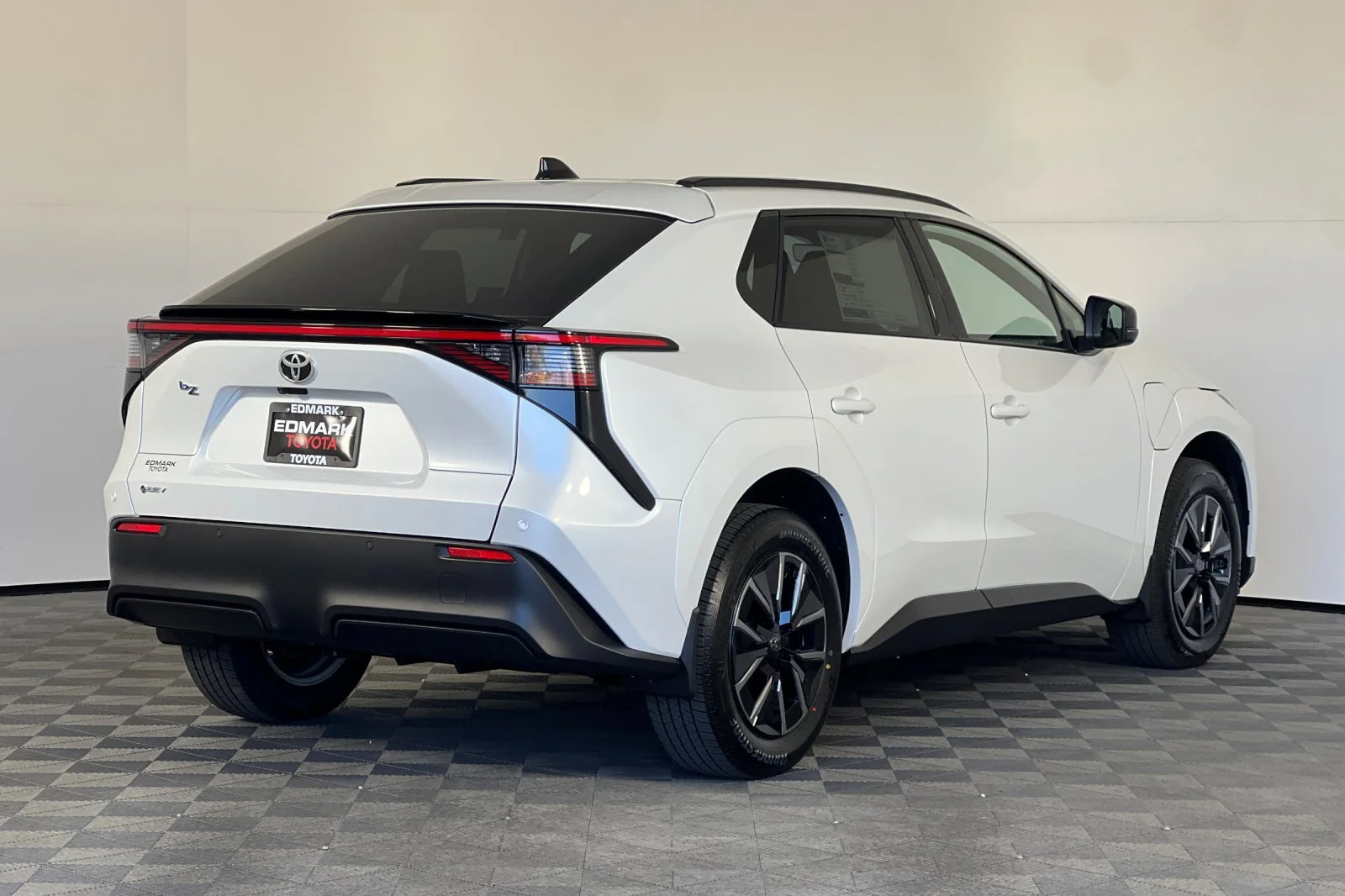 New 2027 Wind Chill Pearl <sup>1</sup> Toyota  XLE image 3