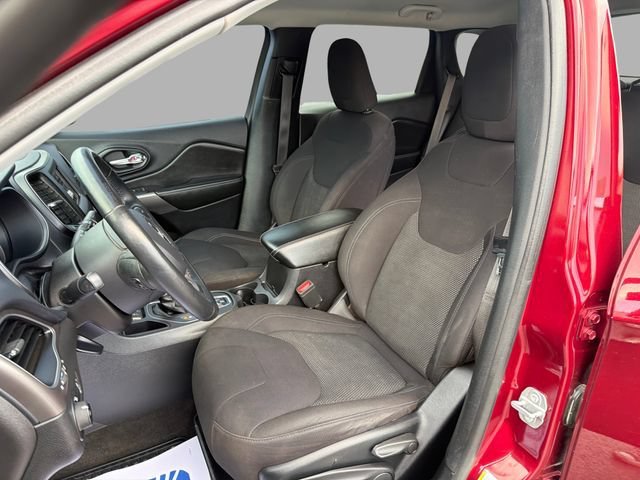 Used 2019  Jeep Latitude image 15