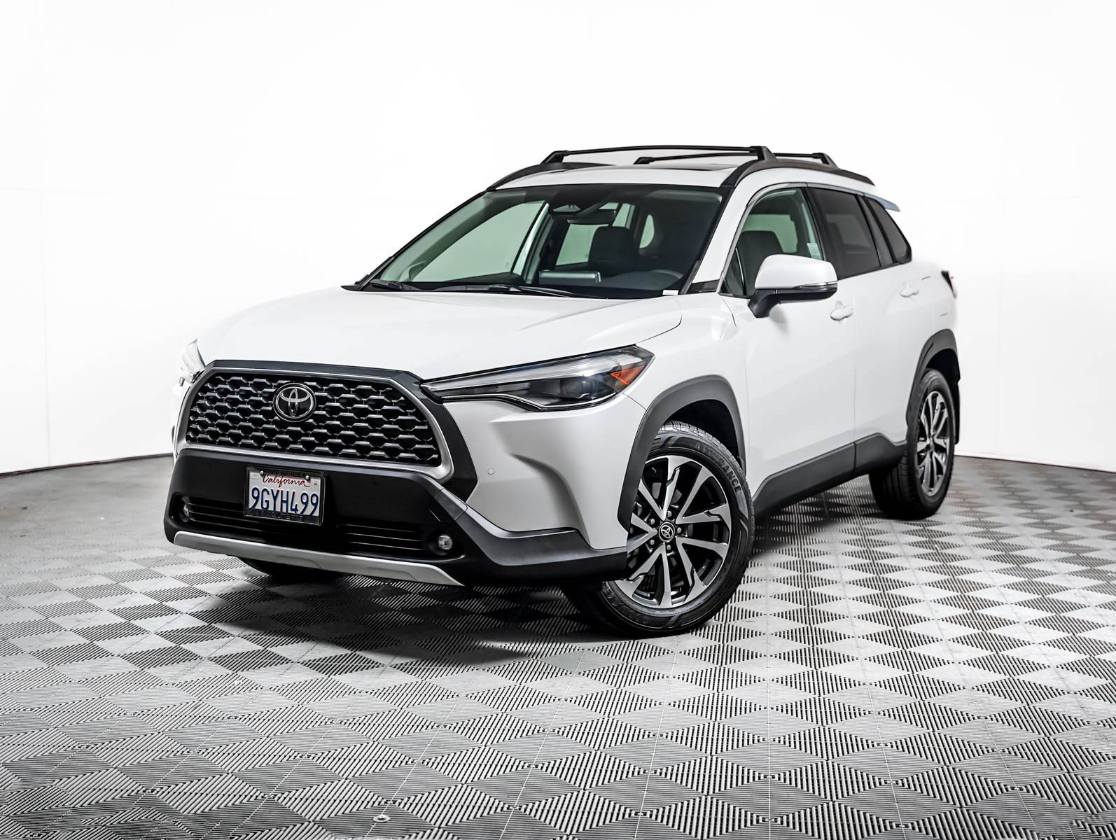 Used 2023 Wind Chill Pear Toyota XLE 2WD image 1
