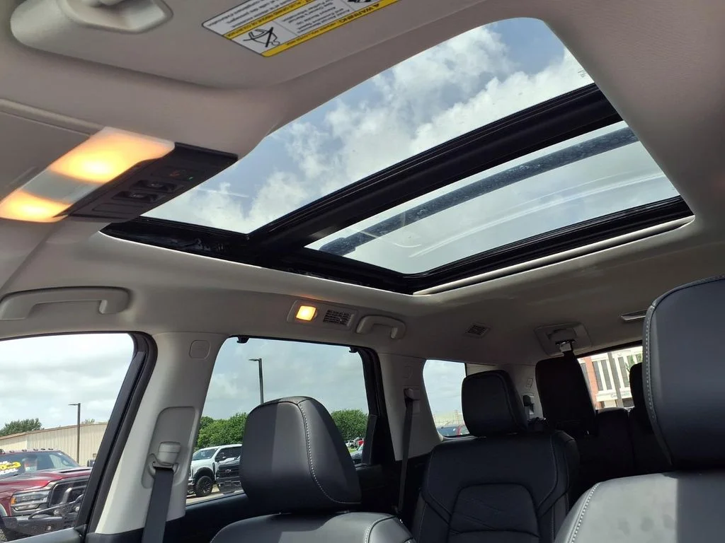 Used 2025 White Nissan Platinum image 13