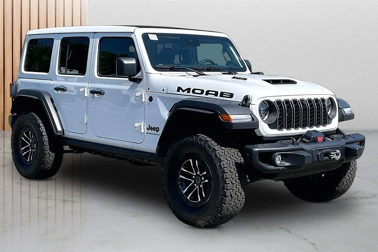 New 2026 Bright White Clear-Coat Exterior Paint Jeep Moab 392 image 2
