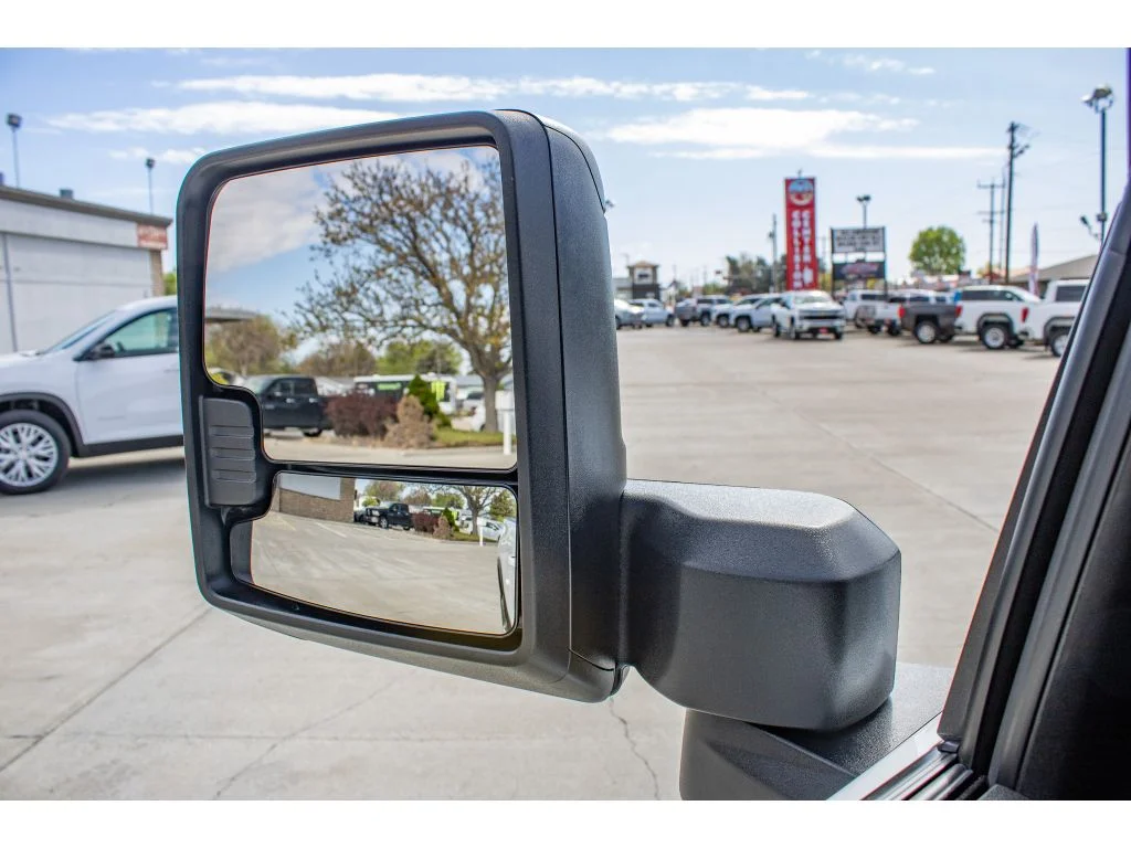 Used 2025 SUMMIT WHITE Chevrolet LT image 28