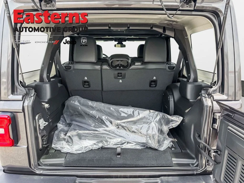 New 2025 Granite Crystal Metallic Clear-Coat Exterior Paint Jeep Sahara image 10