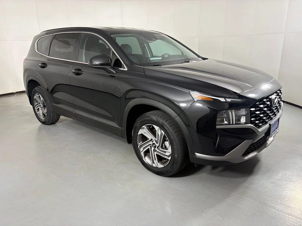 Used 2023 Black Hyundai SE image 2