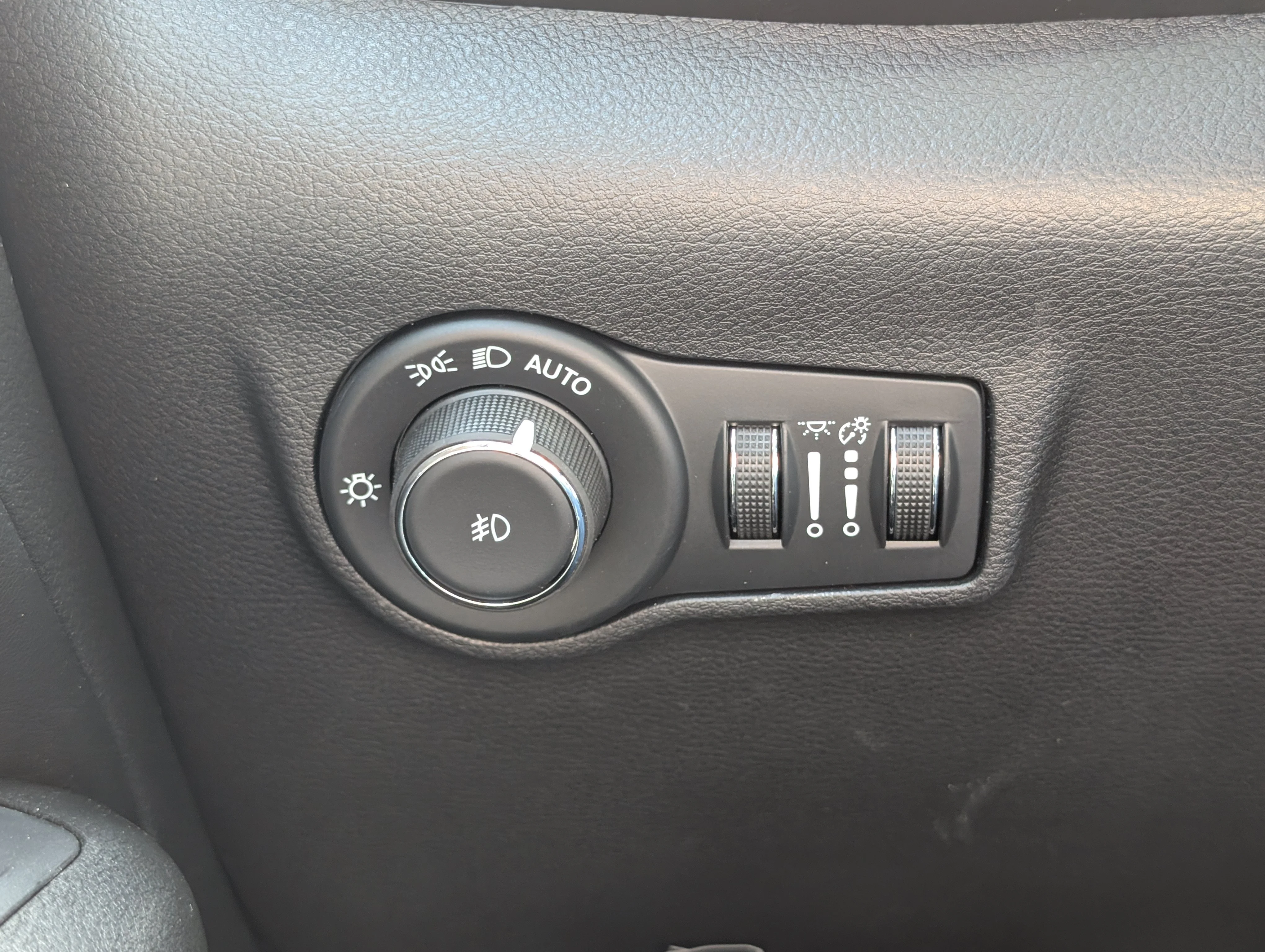 New 2026 Diamond Black Crystal Pearl Jeep North image 28