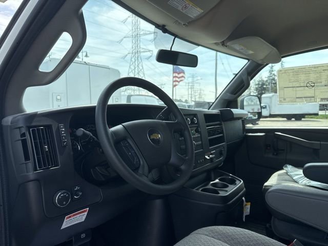 New 2025 Summit White Chevrolet 1WT image 13