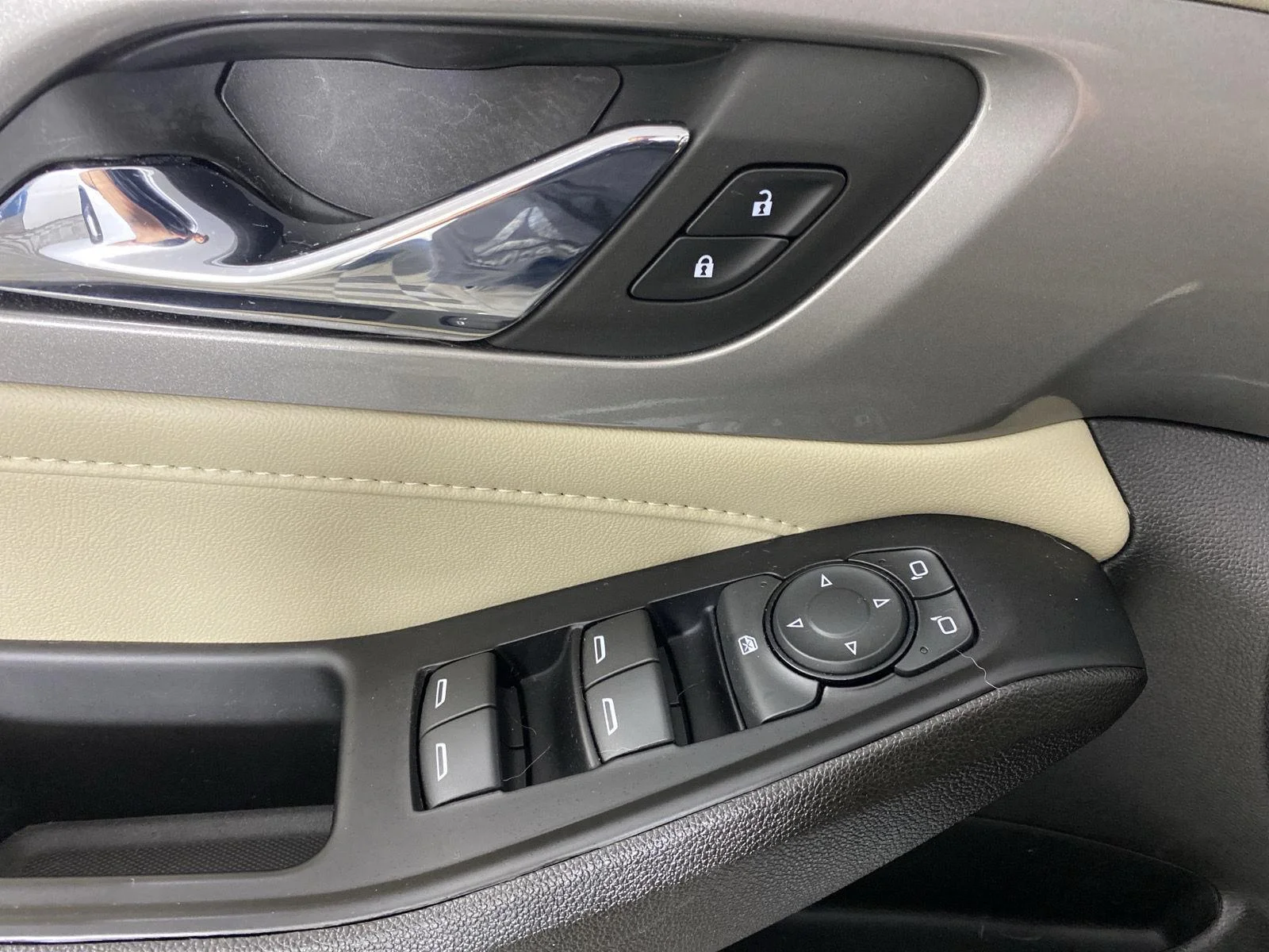 Used 2023 Wh Chevrolet  image 11