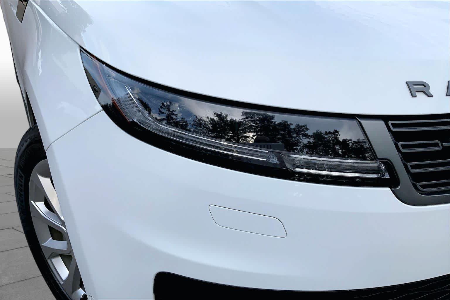 Used 2023 Fuji White Land Rover SE image 27