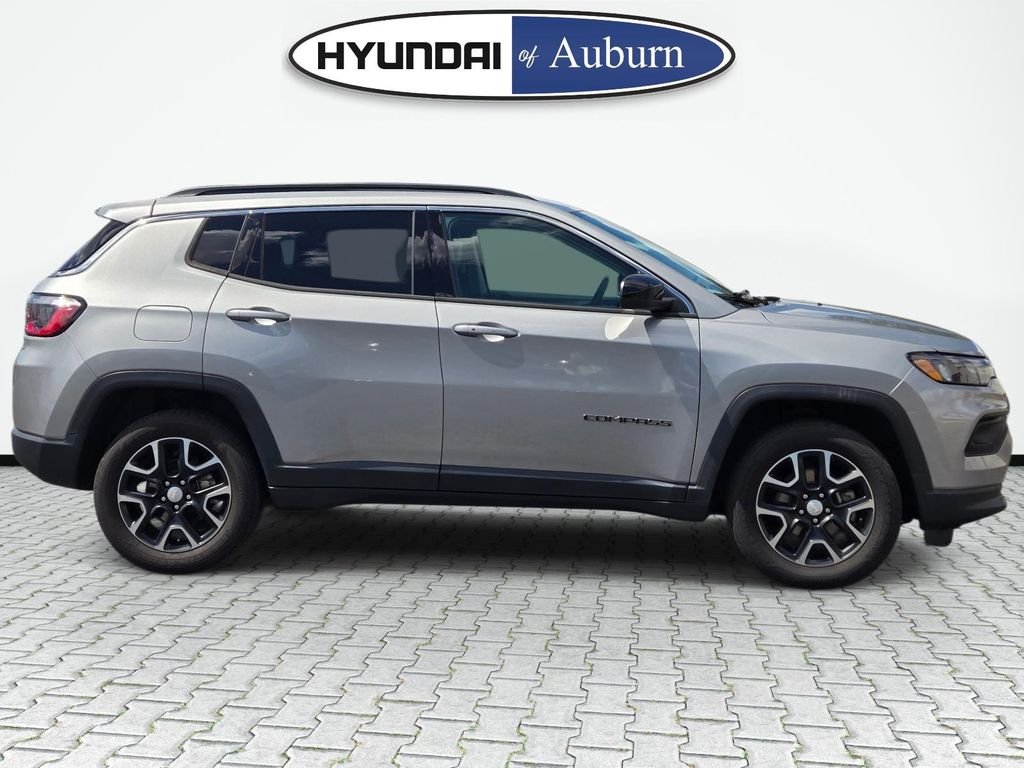 Used 2022 Silver Jeep Latitude image 4