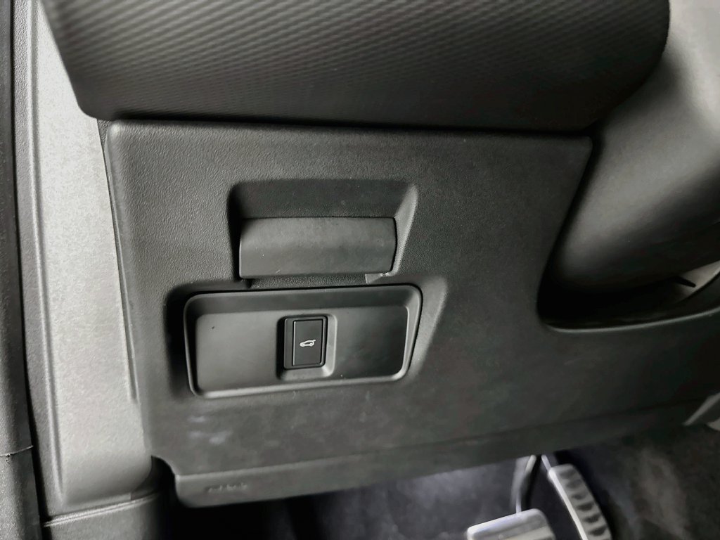 Certified Used 2025 Black Land Rover Dynamic SE image 10