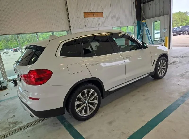 Used 2019 Alpine White BMW sDrive30i image 3