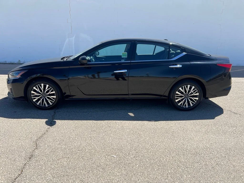 Used 2025 Black Nissan 2.5 SV image 3
